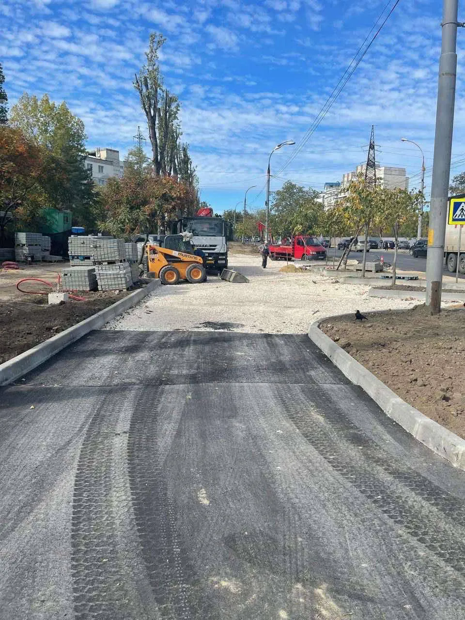 Продолжаются ремонтные работы в сквере по улице Гренобле