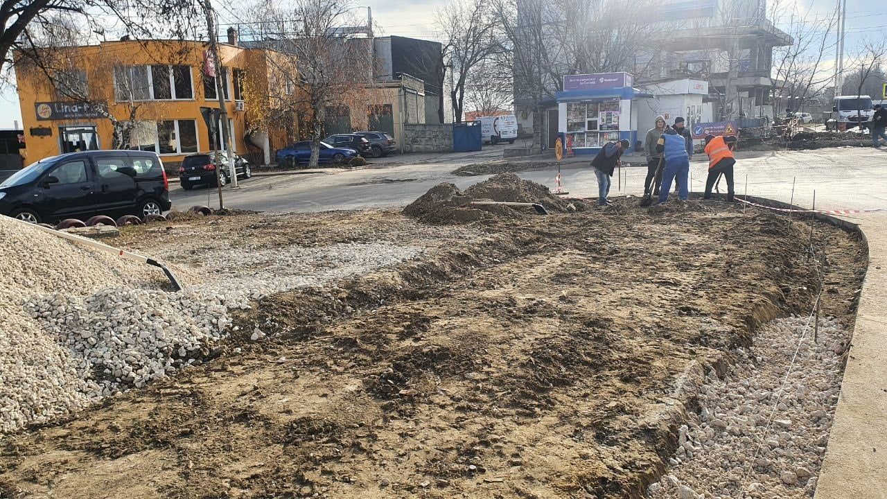 Продолжаются работы по восстановлению тротуаров на улице Игорь Виеру
