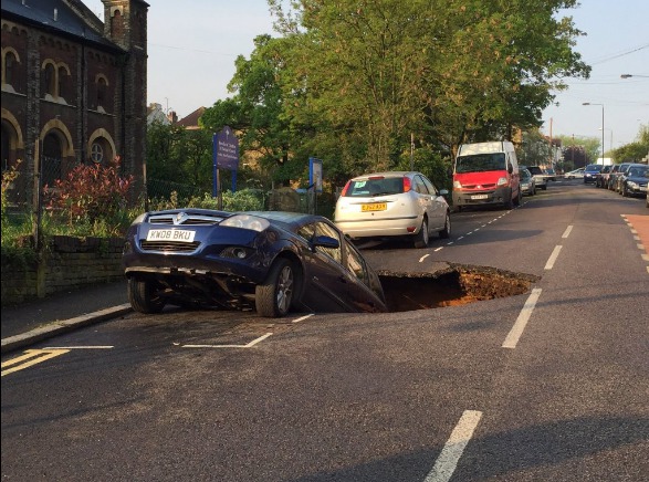 Mașină înghițită de asfalt la Londra