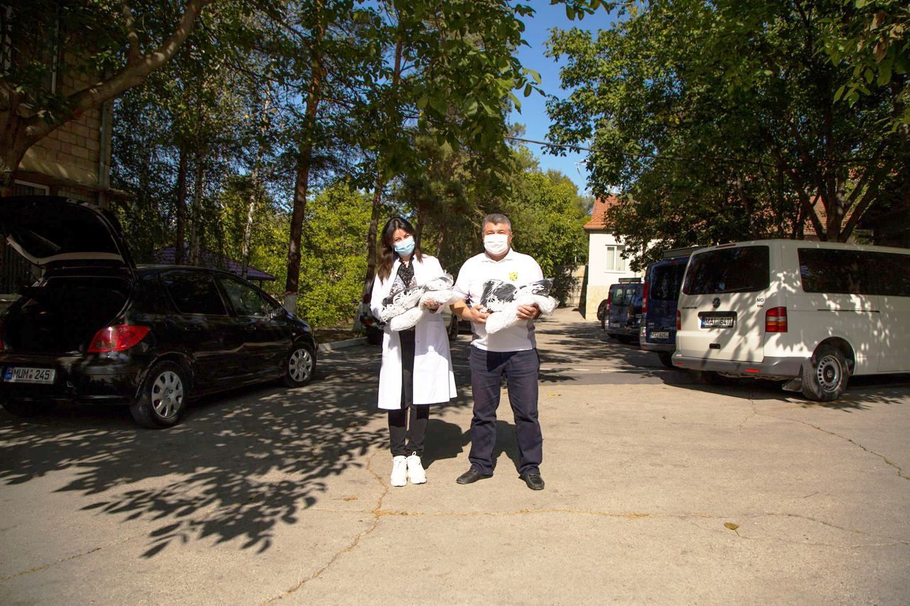 Пограничная полиция получила в дар от профсоюза 2 тысячи масок