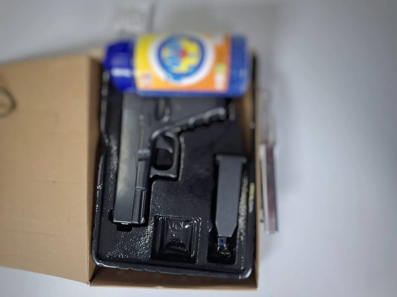 Un bărbat, depistat cu un pistol pneumatic și 2.000 de gloanțe la vama Leușeni