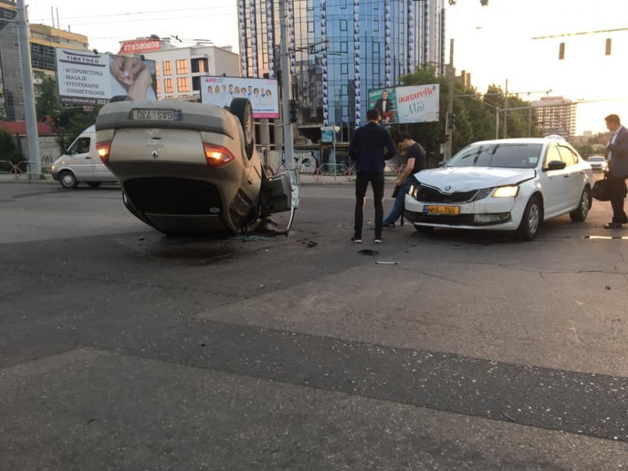 В результате ДТП в столице перевернулась машина
