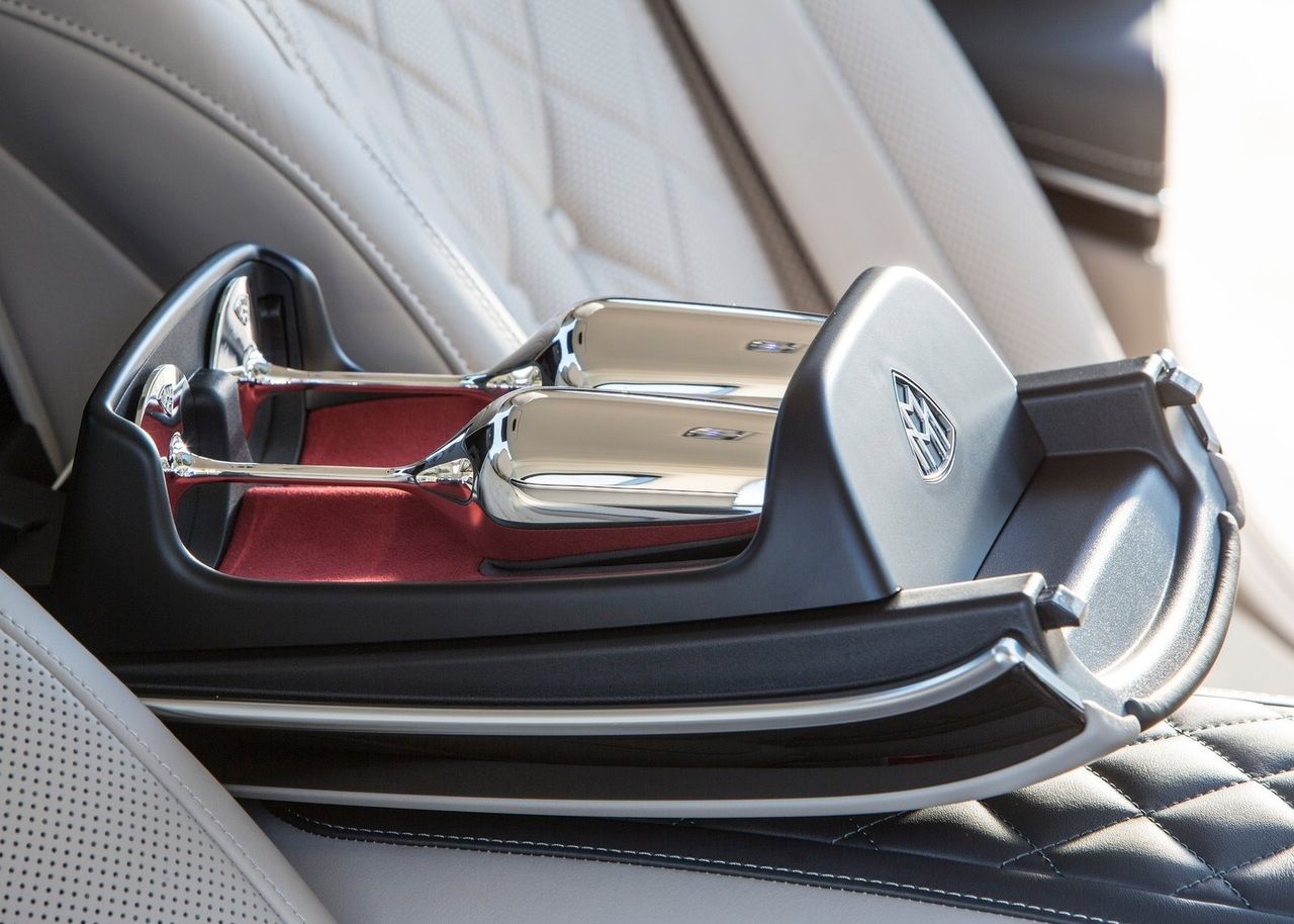 Mercedes-Maybach S-Class научили проецировать картинки на дорогу