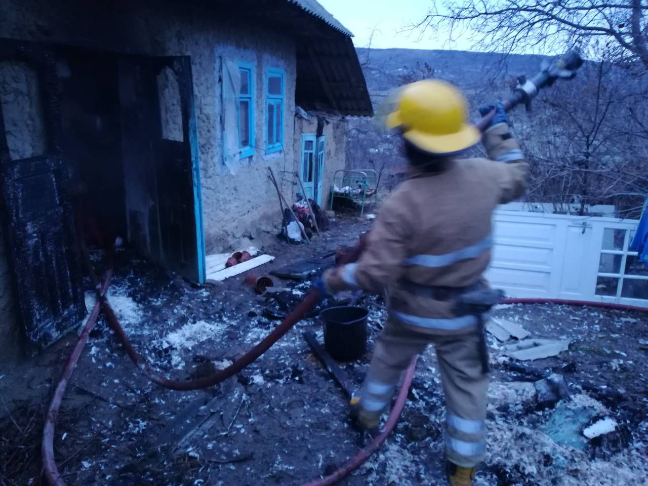 В Ниспоренах пожарные более часа пытались потушить пожар