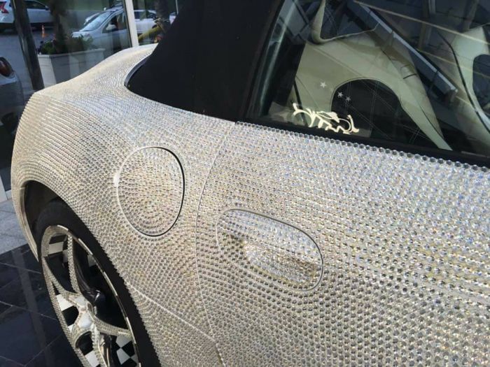 В Одессе замечен BMW, полностью обклеенный стразами