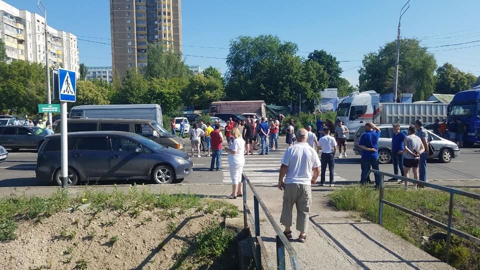 Жители Рыбницы перекрыли въезд на мост через Днестр из-за отмены пропусков