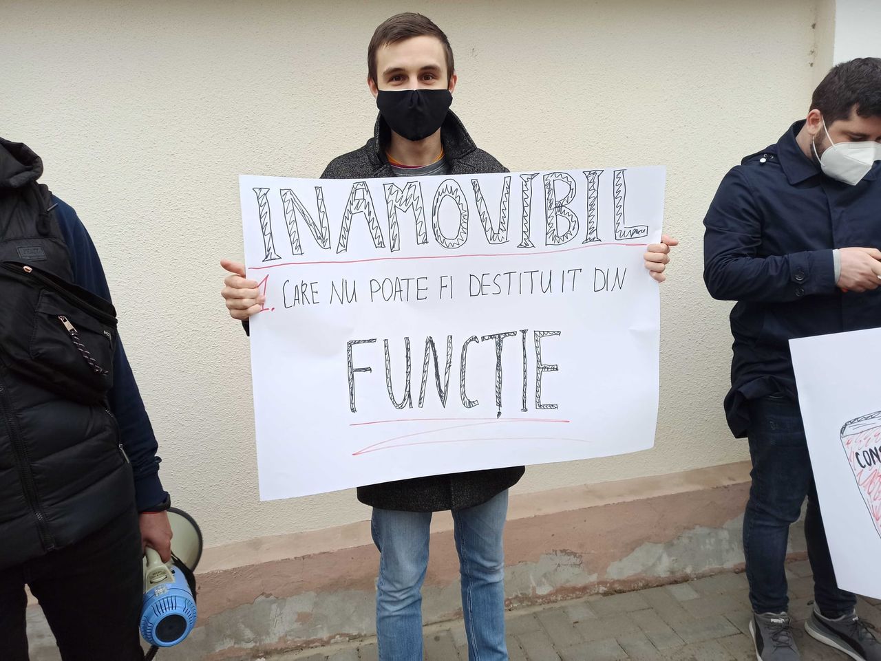 У здания КС  проходит протест: Прочь руки от юстиции