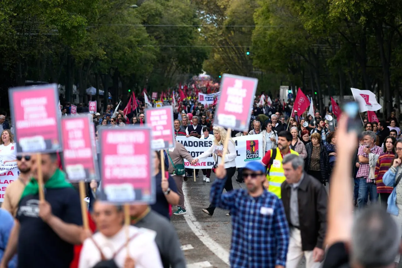 В Португалии десятки тысяч людей протестовали против предлагаемых трудовых реформ