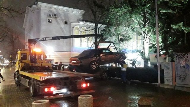 Возле столичного кинотеатра эвакуировали припаркованные авто