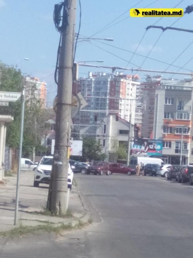 Из-за аварии на виадуке образовалась километровая пробка