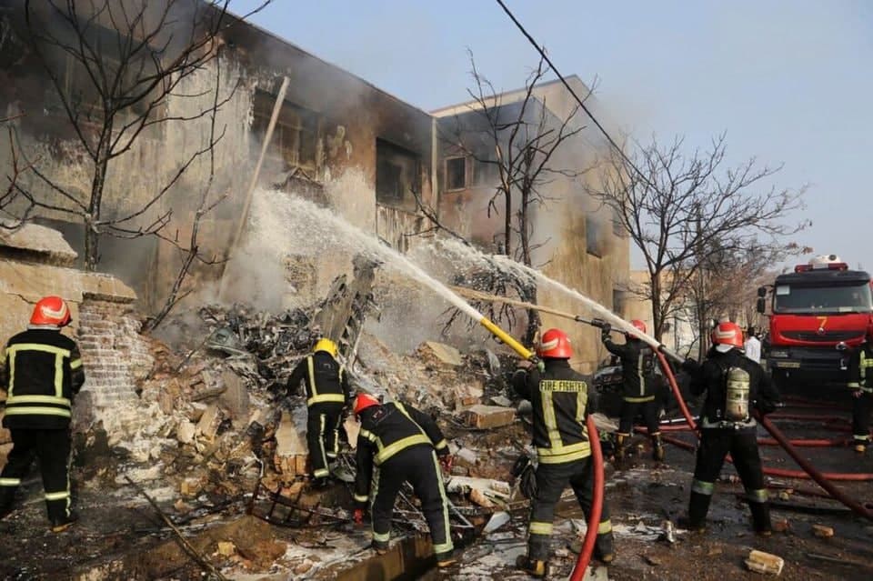 В Иране разбился военный самолет, погибли два пилота и пешеход