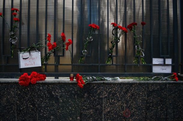 Под консульство РФ в Одессе снова принесли цветы