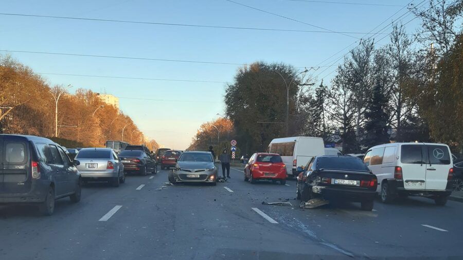 На Ботанике произошло ДТП: столкнулись 4 автомобиля