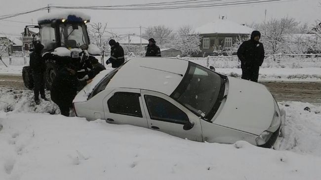 В Бричанском районе автомобиль вылетел с дороги и застрял в снегу