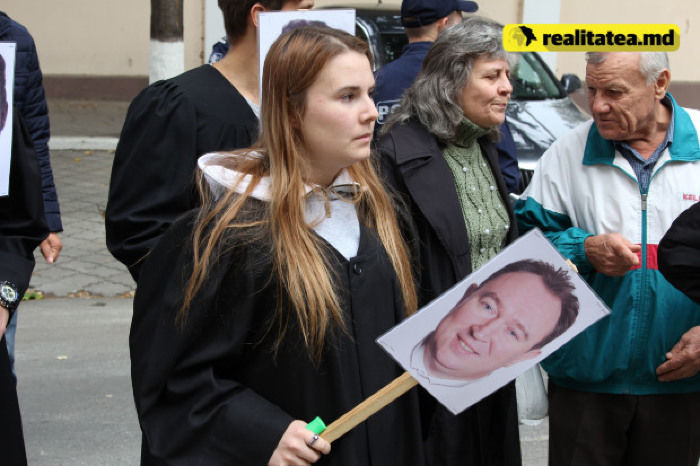 Коммунисты протестовали у конституционного суда с фотографиями членов КС