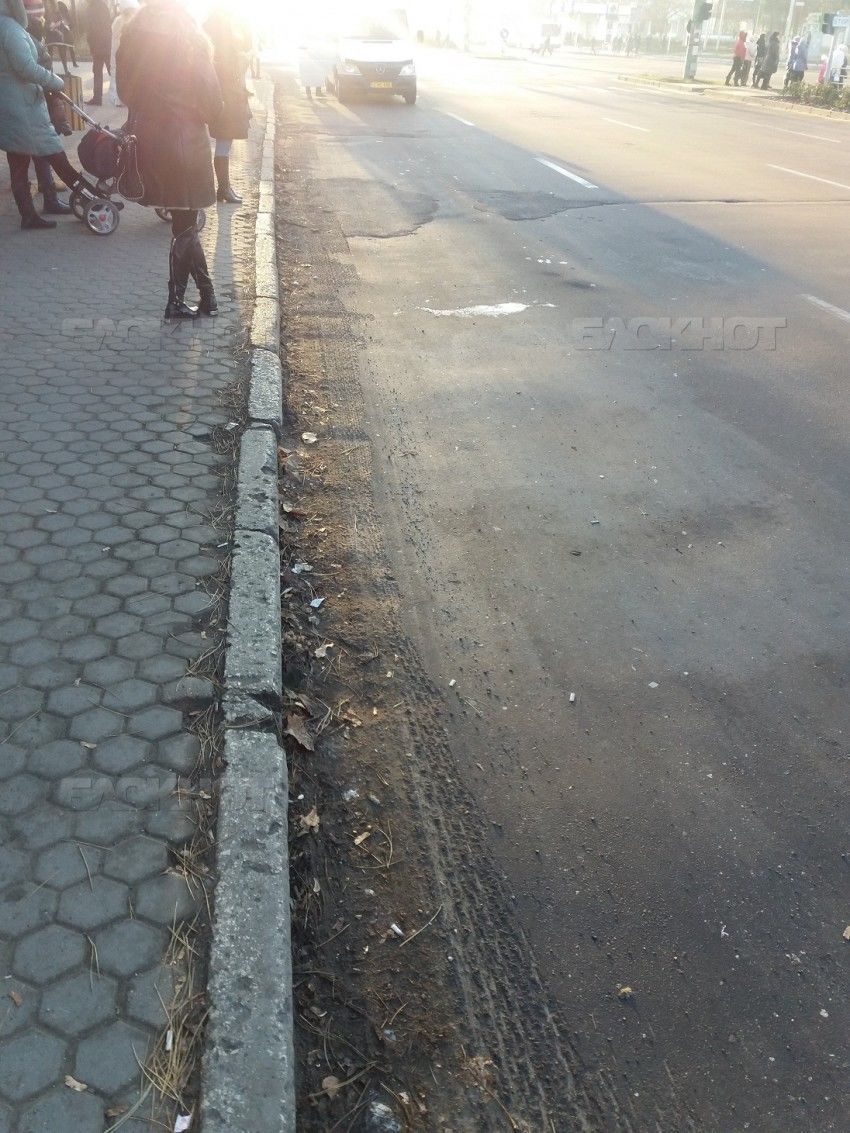 На Ботанике дорожники отремонтировали участок дороги, «забыв» про ливневку