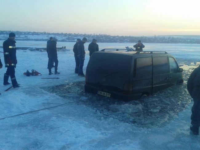 Cod galben de gheață fragilă: O maşină a căzut sub gheaţa unui lac