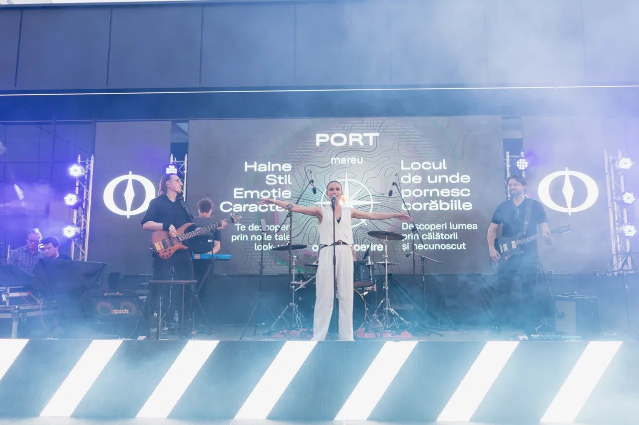 Необычное меню на презентации крупнейшего молла Port Mall - хлеб с салом и устрицами