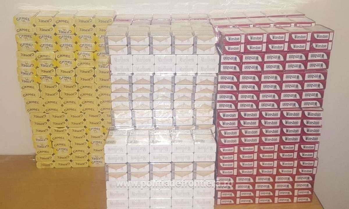 Румынка спрятала 15 000 молдавских сигарет в два чемодана