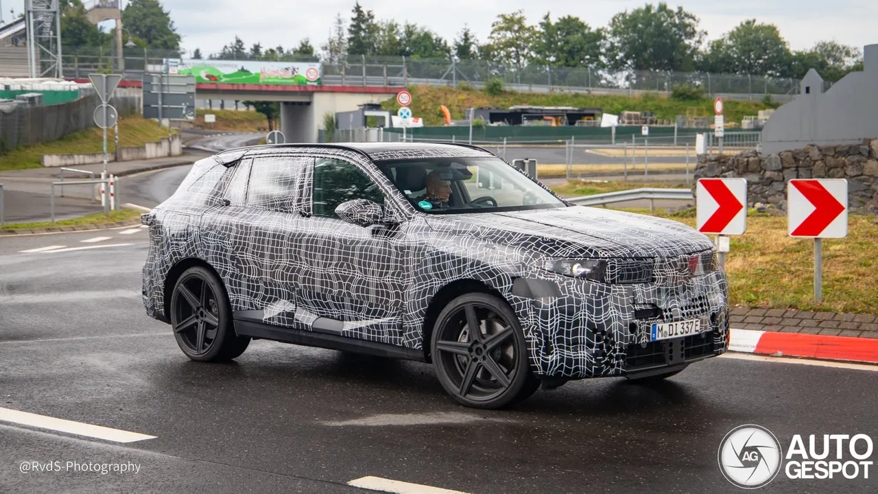 Новый BMW X5 сняли без камуфляжа: машину не узнать