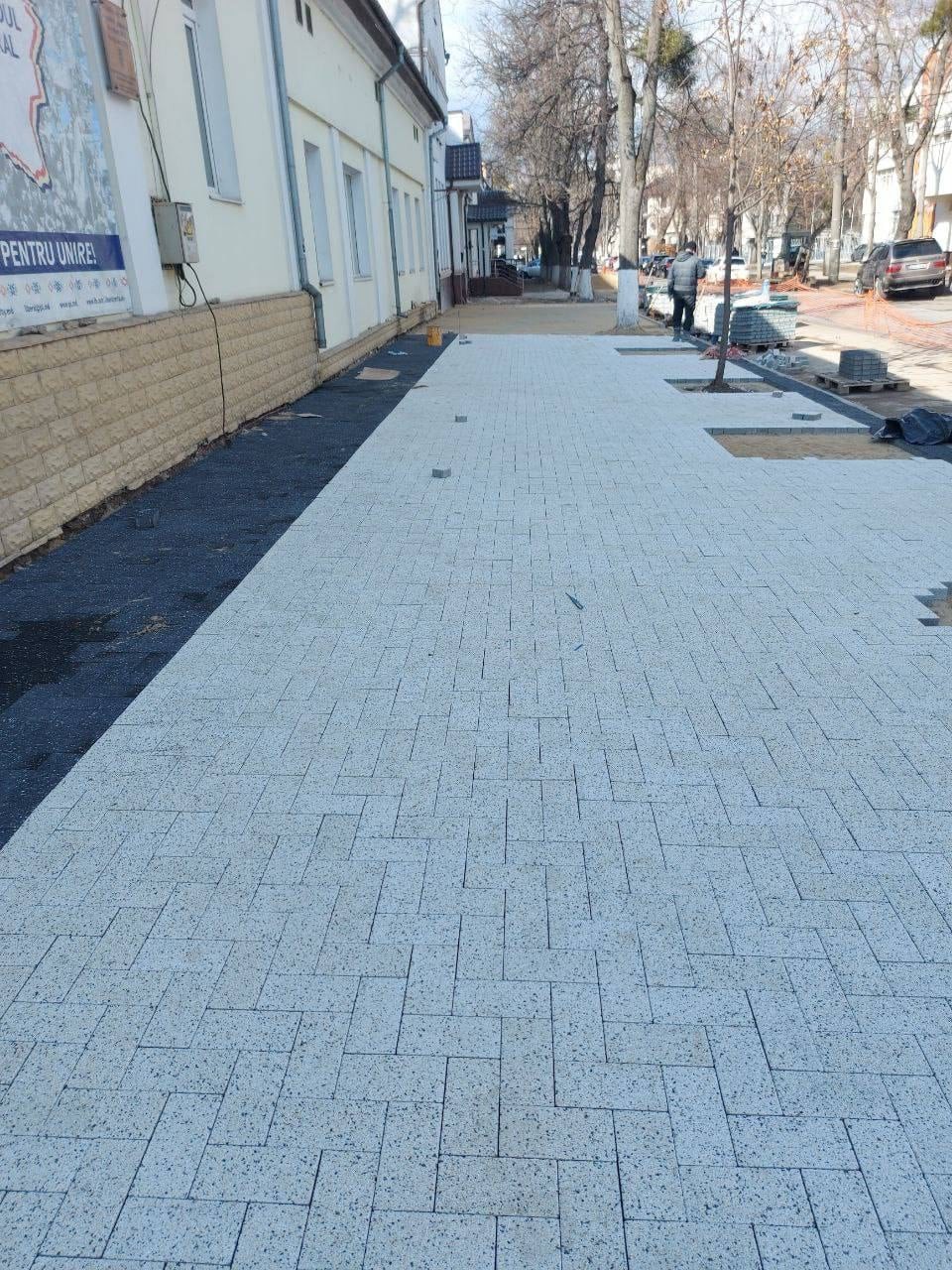 Продолжается ремонт тротуара на улице А. Щусева