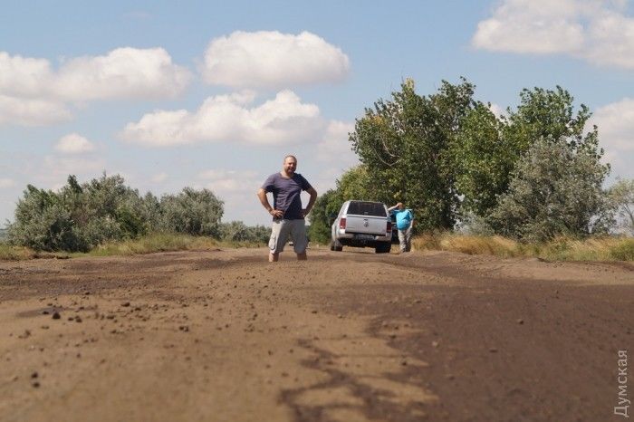 Глубина ям на дорогах Одесской области доходит до колена