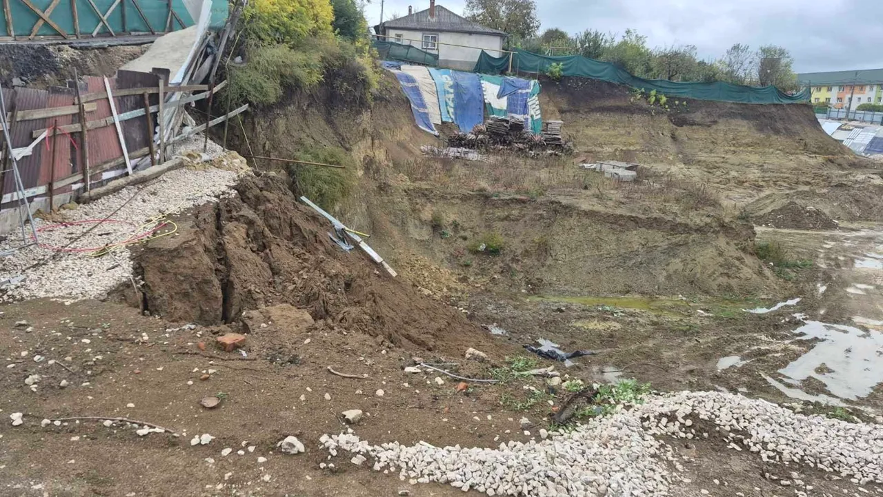 В Яловенах повторно обвалился грунт возле дороги