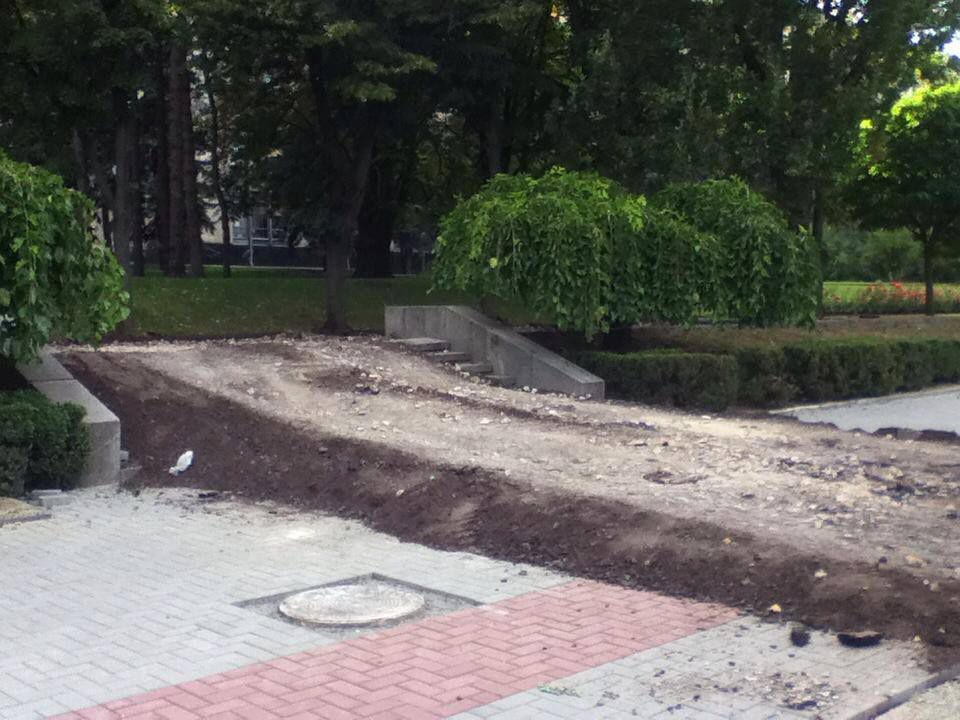 У здания правительства появилась внушительная земляная насыпь
