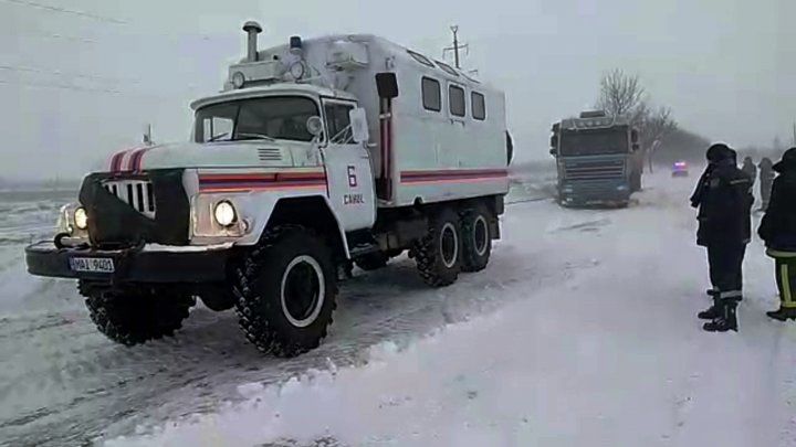 За сутки спасатели вызволили из снега 19 автомобилей