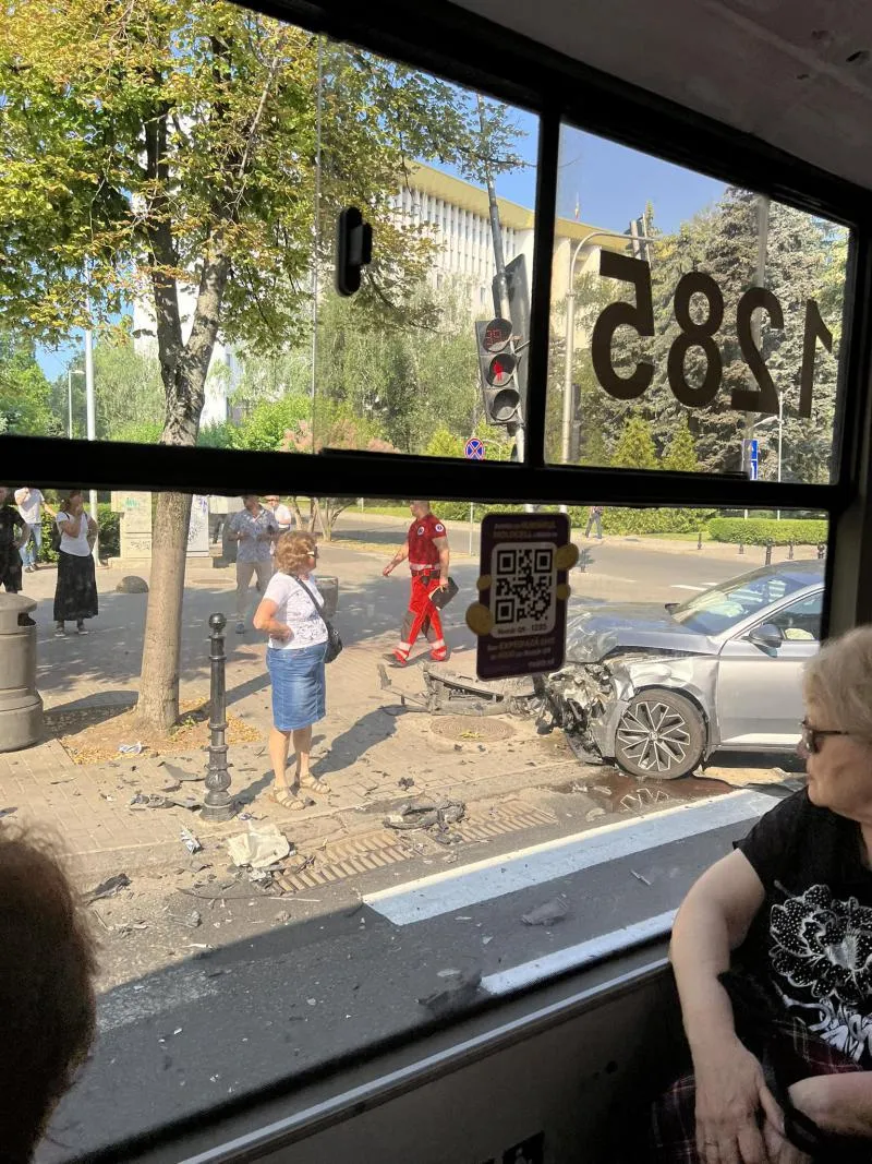 В центре Кишинева произошло ДТП: автомобиль врезался в светофор