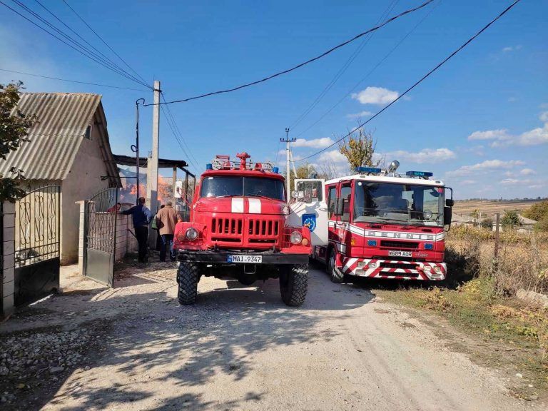 В Фалештском районе загорелся склад с кормом для животных