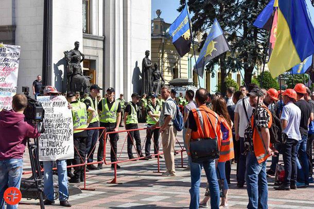 У Верховной рады протестуют несколько сотен шахтёров
