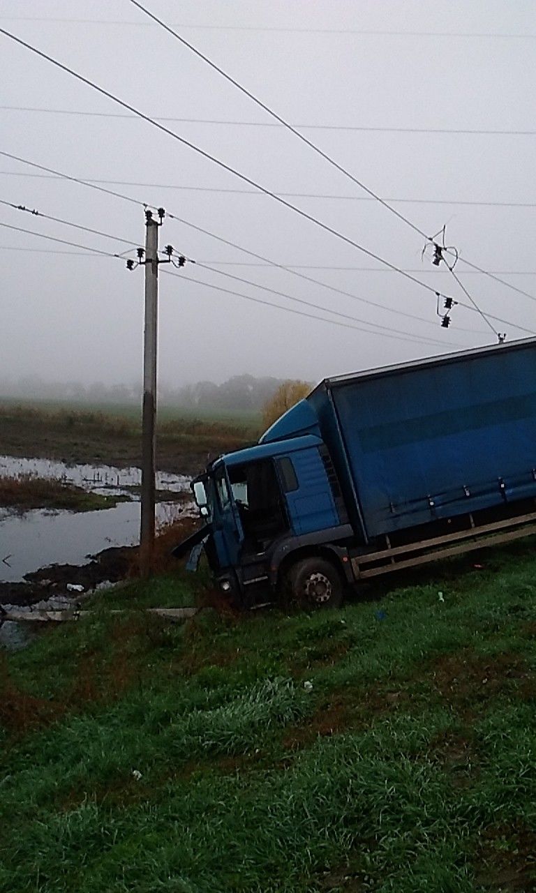 Hâncești: Un camion a derapat de pe carosabil și a fost proiect într-un pilon al liniei electrice aeriene
