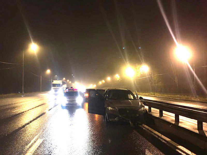 В Петербурге полиция устроила погоню за молдавским водителем на "Ягуаре"