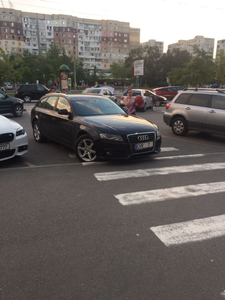 Un şofer fără pic de jenă şi-a lăsat maşina luxoasă pe trecerea de pietoni