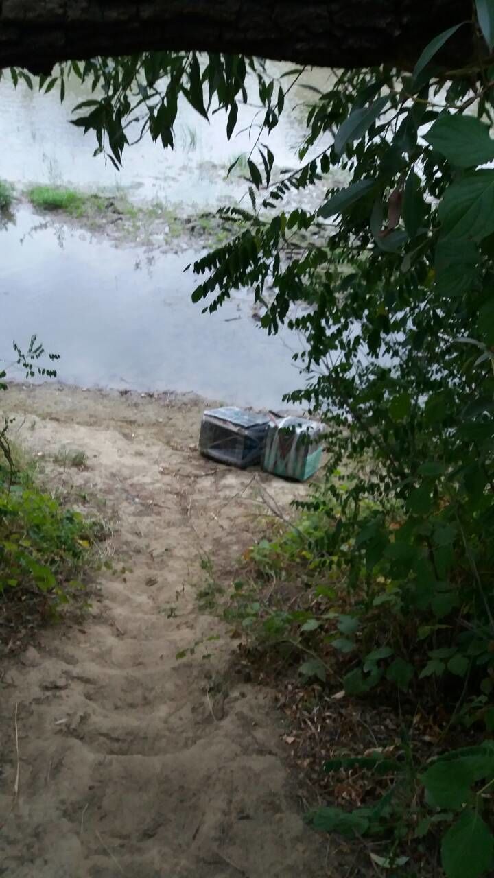 Prinși în flagrant în timp ce încercau să treacă țigări peste frontieră