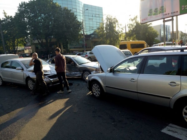 Accident în Capitală. Două maşini, grav avariate