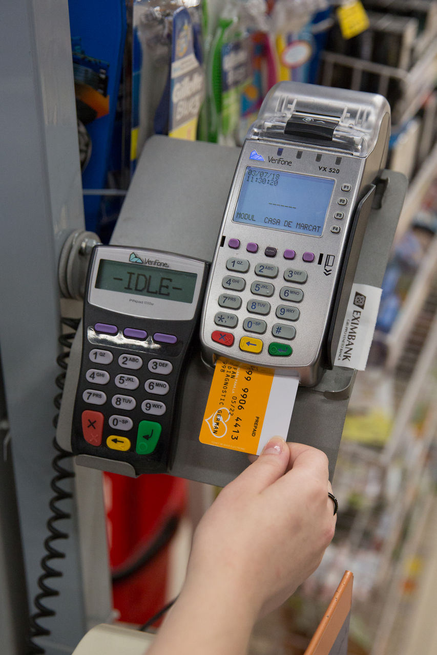 Первые сотрудники оплачивают продукты, используя карту Up в сети супермаркетов Nr 1 ®