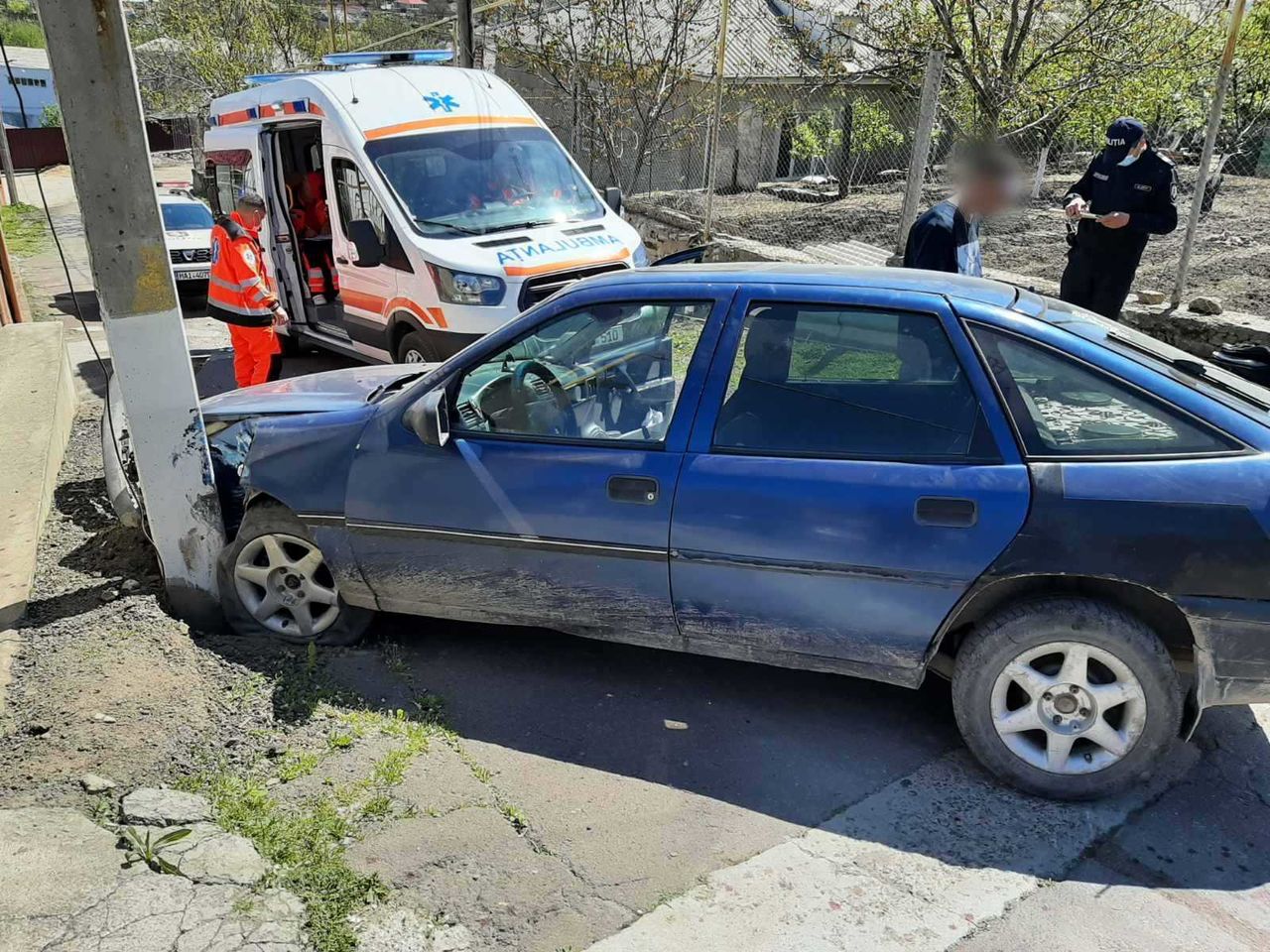 В Сороках автомобиль врезался в столб: пострадал 28-летний водитель