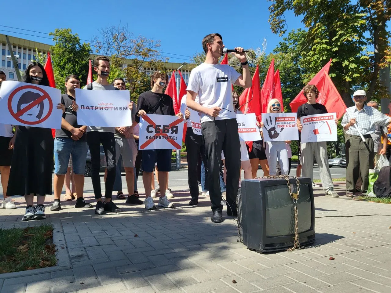 В PAS отреагировали на акцию протеста партии «Возрождение» против цензуры