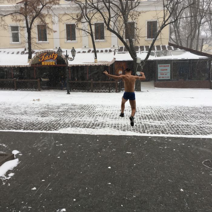 Одессит устроил пробежку в одних трусах по заснеженной Дерибасовской