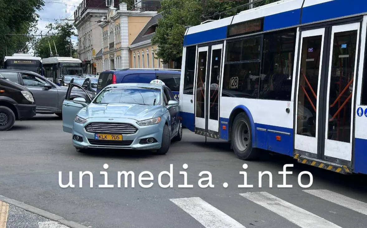 Accident în centrul Capitalei: O mașină de taxi și un troleibuz plin cu pasageri s-au tamponat