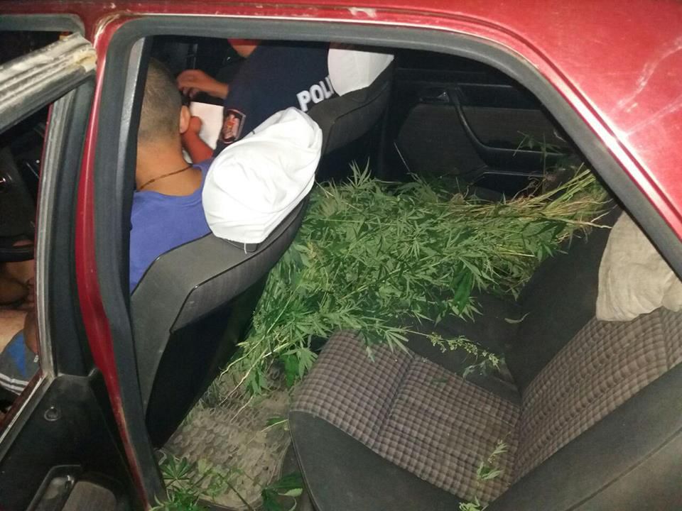 Transporta cu Mercedesul cânepă. Cum s-a finisat aventura unui tânăr