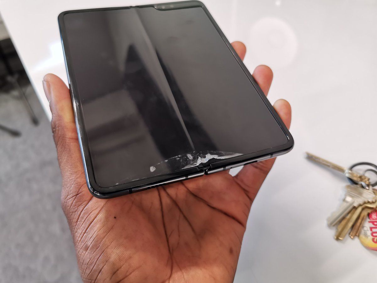 Galaxy Fold ломаются в руках обозревателей: Samsung начала расследование