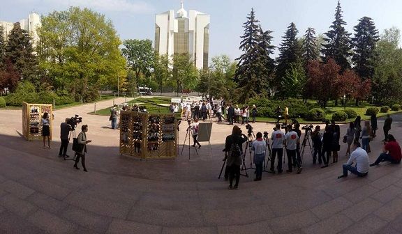 По случаю Международного дня свободы прессы молдавские журналисты пикетировали парламент