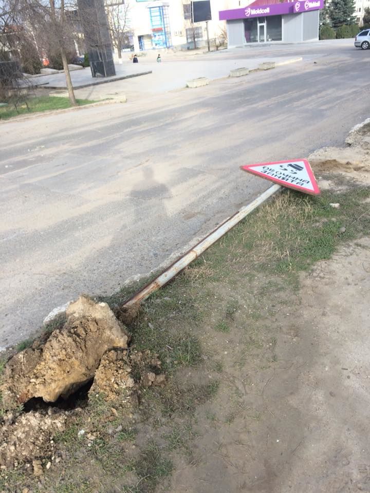В Тараклии вандалы изуродовали дорожные знаки