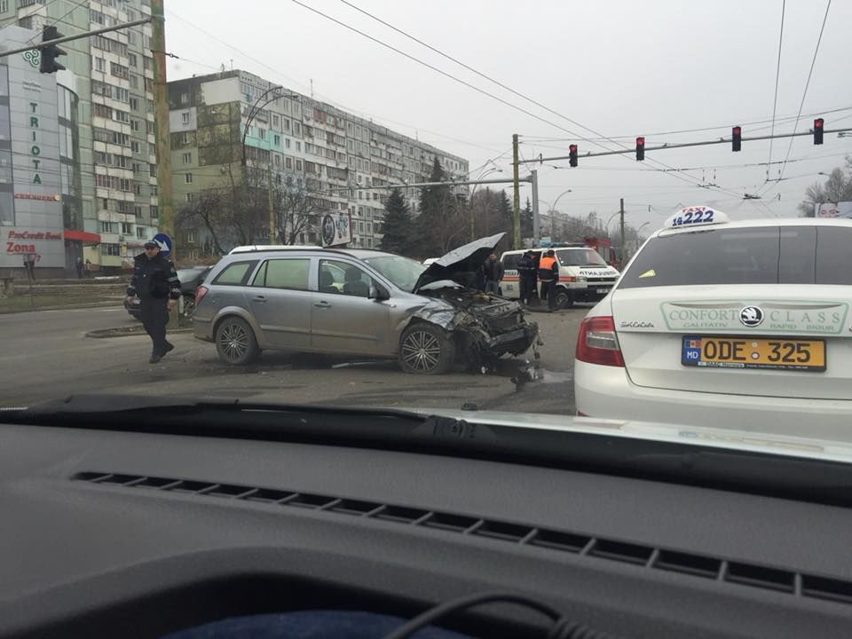 Accident matinal în Capitală: Două mașini, avariate