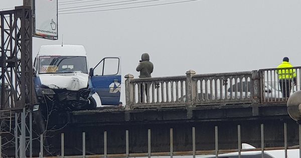 В Кишиневе маршрутка с пассажирами едва не рухнула с моста