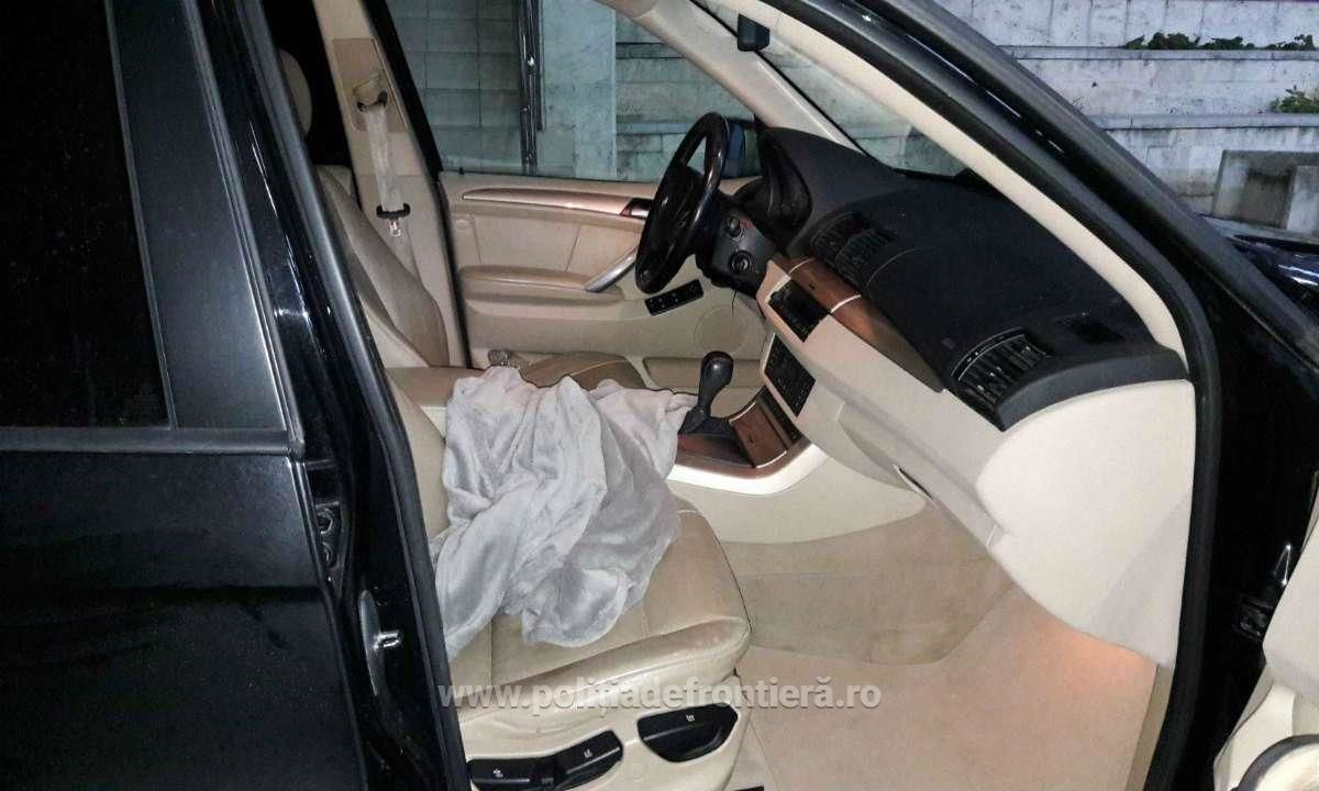 Trei BMW X5 cu numere false, descoperite la Vama Sculeni