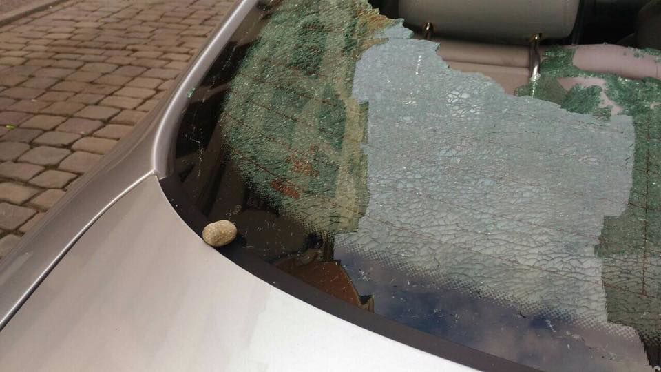 В Польше ищут хулиганов, забросавших камнями машину россиян